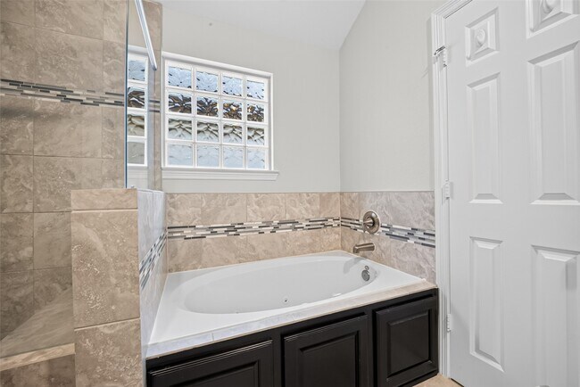 Building Photo - 2707 Shadybrook Meadow Dr