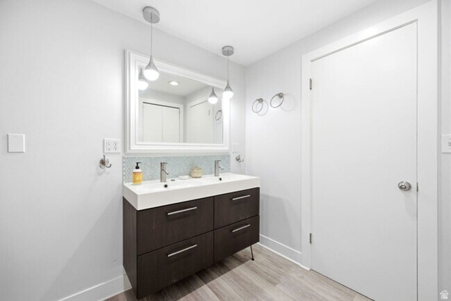 Building Photo - 284 S 250 W