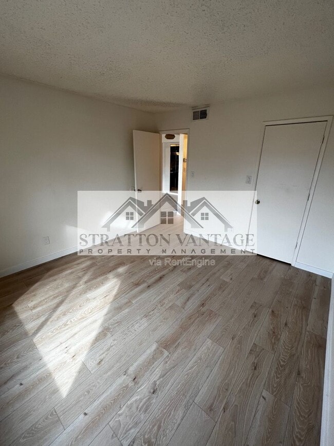 Building Photo - 2625 E Indian School Rd