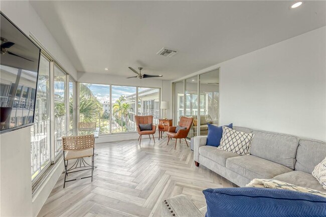 Building Photo - 2717 Yacht Club Blvd