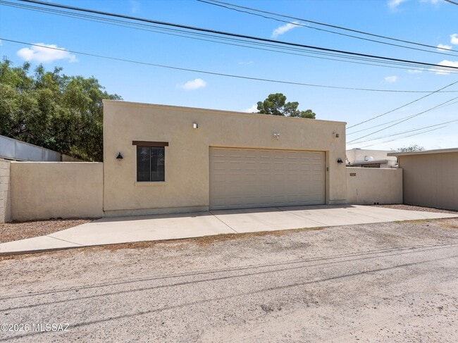 Building Photo - 2727 E 6th St