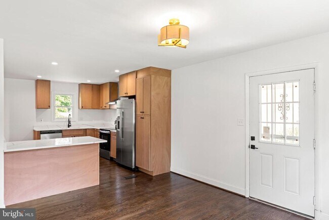 Building Photo - 5019 Leland Dr