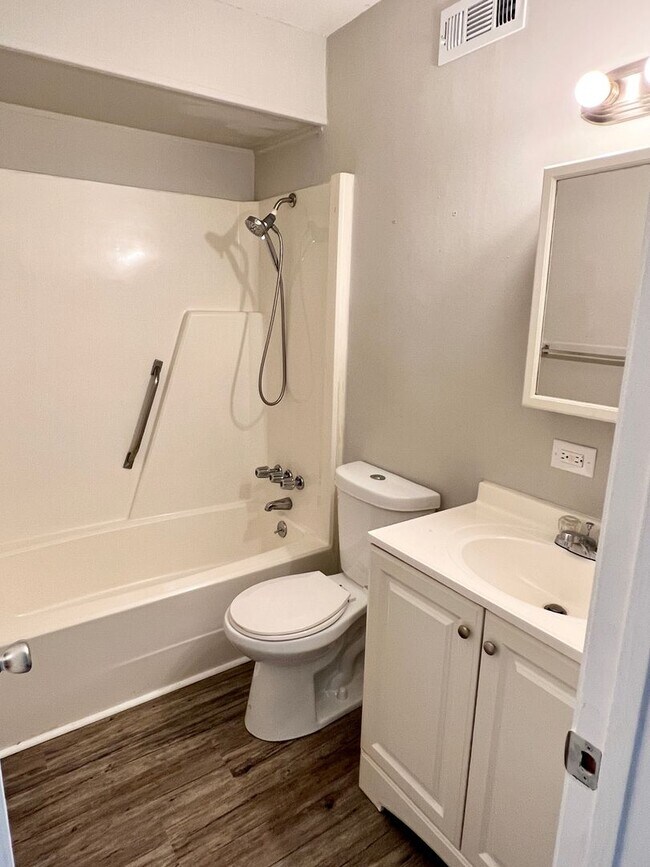 Building Photo - Cozy 1 Bedroom/1 Bath condo in Garden City...