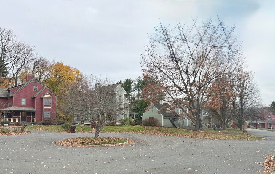 Neighbors across the cul-de-sac. - 20 Magnolia Hl