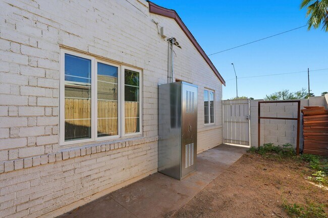 Building Photo - Great complex in Central Phoenix