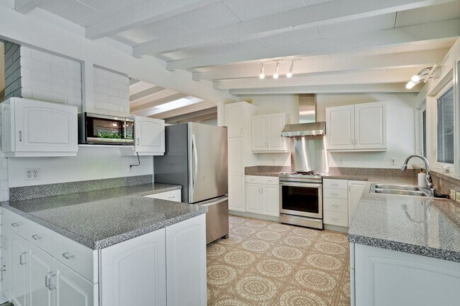 Building Photo - 3 Bed 2 Bath Mackay Home in Desirable Mont...