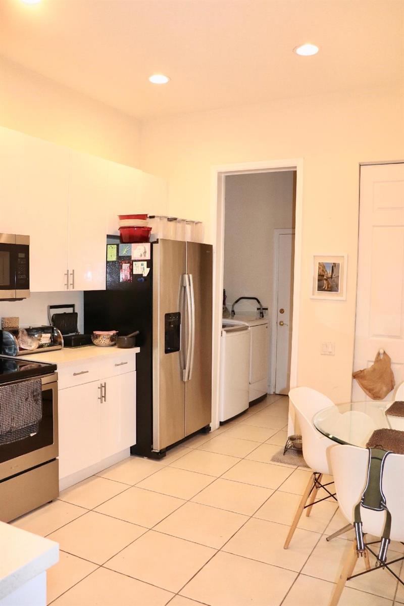Building Photo - 886 Spinnaker Dr W