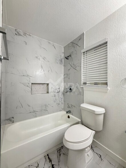 Building Photo - 415 Solar Dr