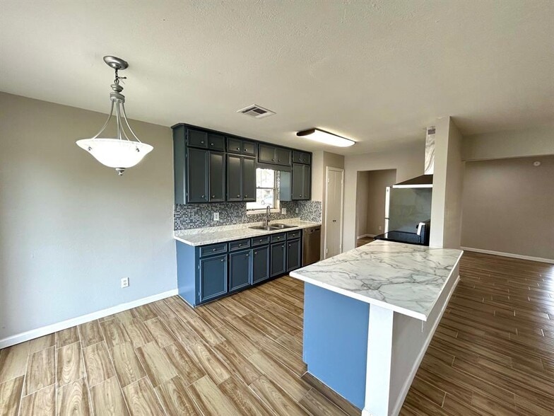 Building Photo - 5926 Darkwood Dr