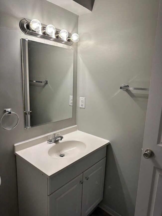 Building Photo - Townhouse in Newport News