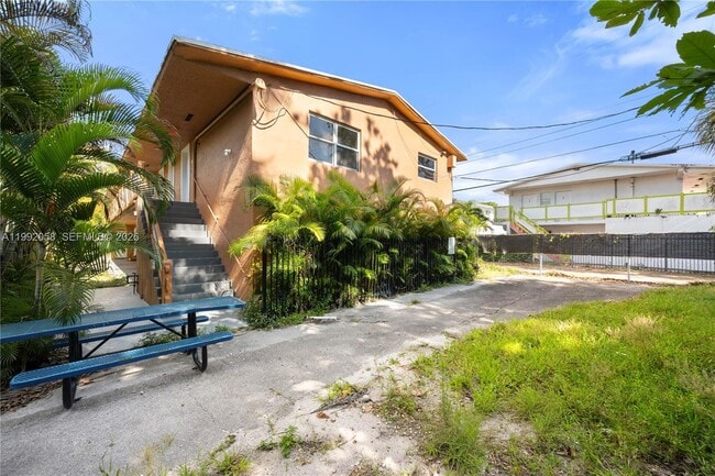 Building Photo - 608 SW 16th Ave