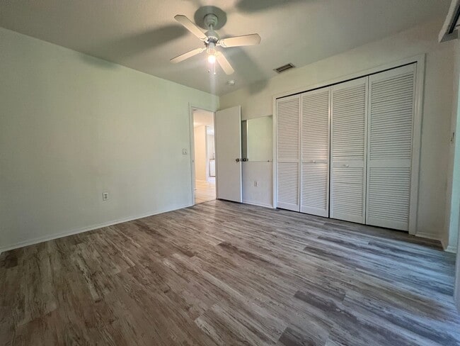 Building Photo - $1,200/month ** Annual ** 2 bed / 1 Bath -...