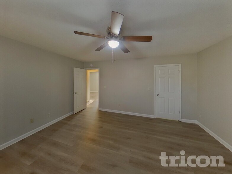 Building Photo - 205 Farmington Trce