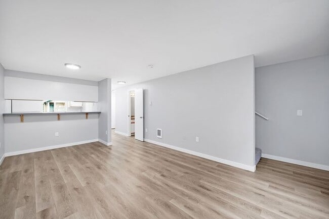 Building Photo - INCREDIBLE 2-bed/1.5bath Town House! $500 ...