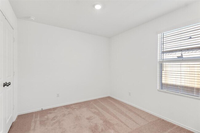 Building Photo - 625 Waterway Ave