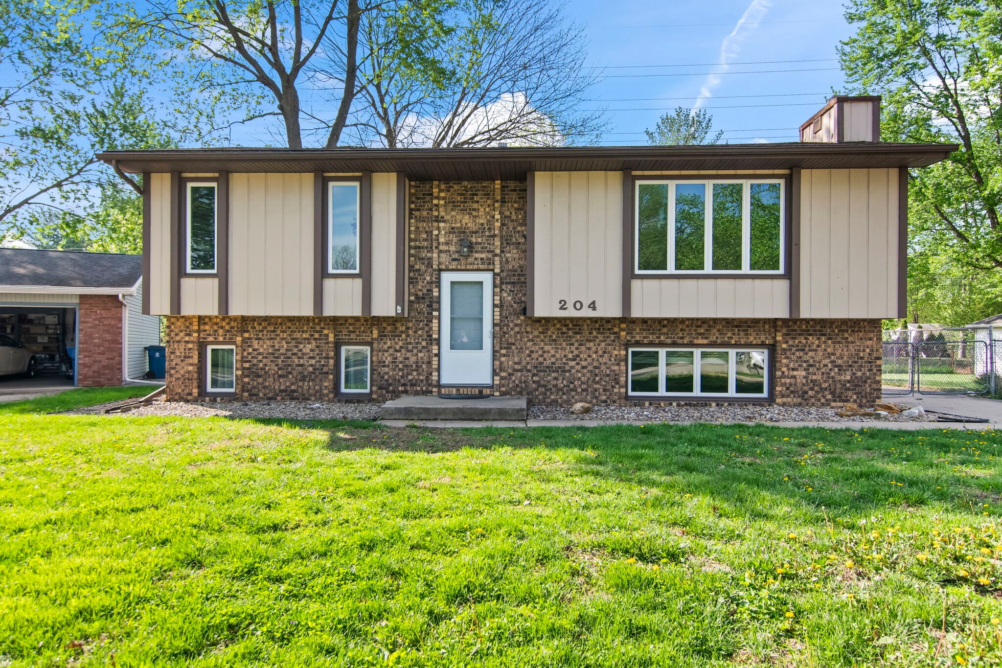 Building Photo - 204 Saxon Dr