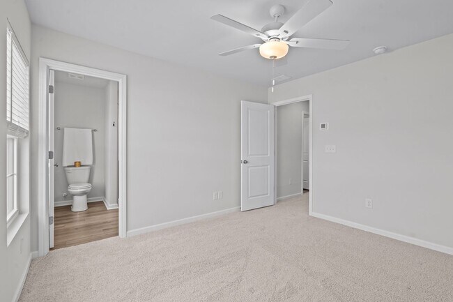 Building Photo - Beautiful 3 Bedroom 2.5 Bath Townhome in East Main Meadows