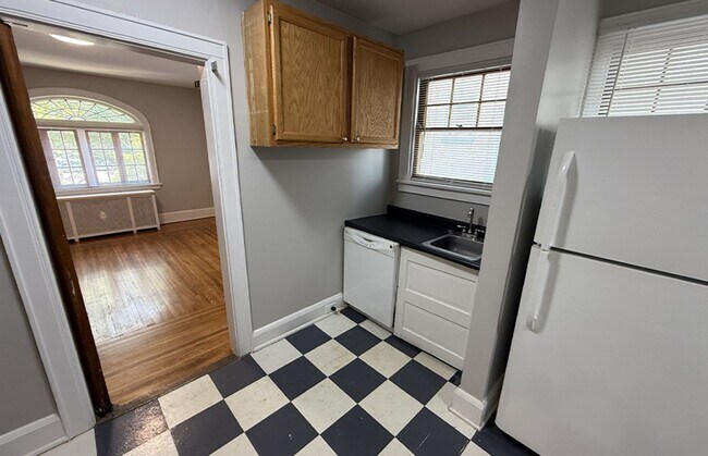 Building Photo - 3015 Clifton Ave