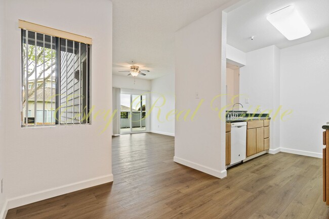 Building Photo - Glen Cove Condo with Amazing Water Views!
