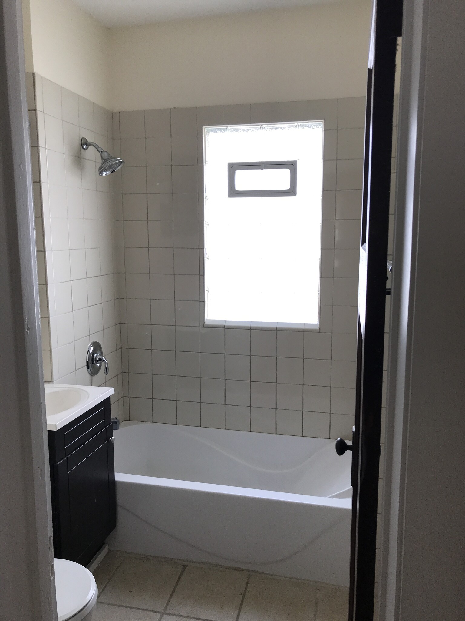 shower/tub - 2473 N Frederick Ave