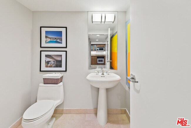 Building Photo - 13700 Marina Pointe Dr