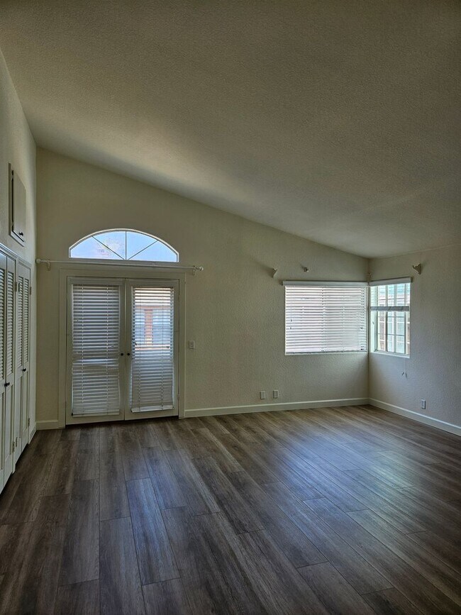 Building Photo - Light, bright and spacious 3 bedroom Coronado condo with garage!