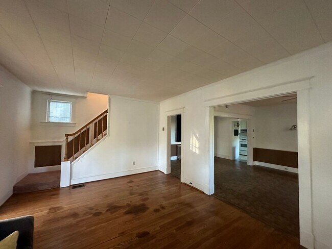 Building Photo - Charming 3 Bedroom/1.5 Bathroom Home in Ha...