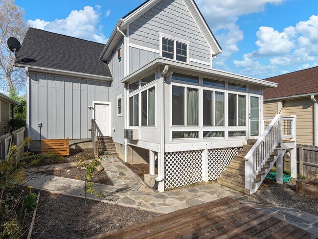 Building Photo - Darling Woodfin House