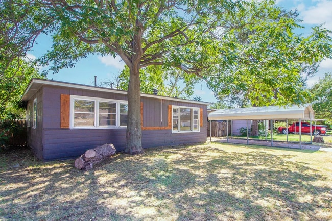 Building Photo - Updated 3 Bedroom Home for Rent in Central...