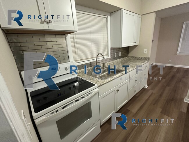 Building Photo - Charming House in Dayton