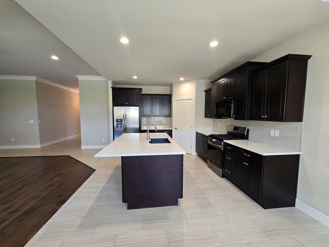 Building Photo - Spacious Rambler in South Richland with La...