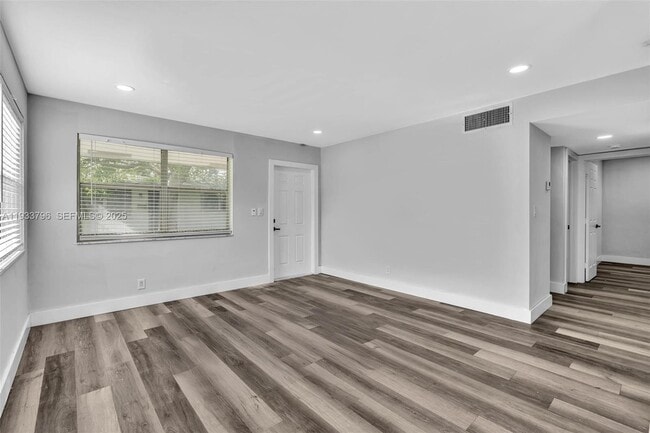 Building Photo - 329 SW 1st Ct