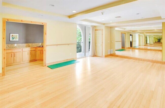 Building Photo - 520 SE 5 Ave