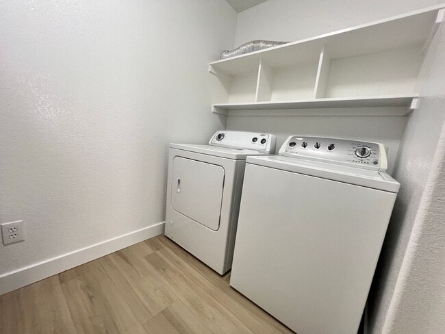 Building Photo - 3 bedroom, 2.5 bathroom home located in Henderson, NV!