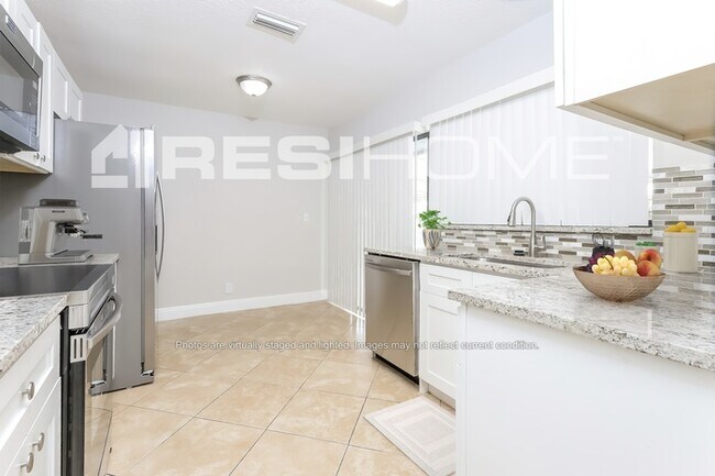 Building Photo - 9940 Spanish Isles Dr