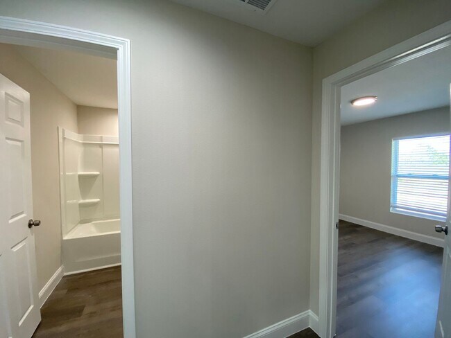 Building Photo - Desirable SW Ocala Neighborhood, 3/2/2 **W...