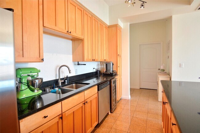 Building Photo - 3225 Turtle Creek Blvd Blvd