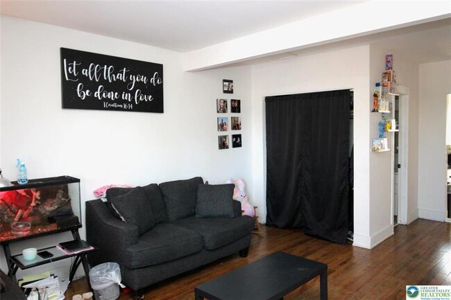 Building Photo - 822 E 8th St