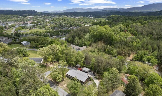 Building Photo - 3117 Noland Dr