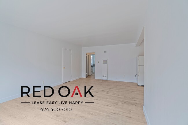 Building Photo - Spacious and Bright One Bedroom with Beaut...