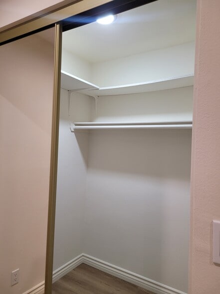 Building Photo - 555 W Dryden St