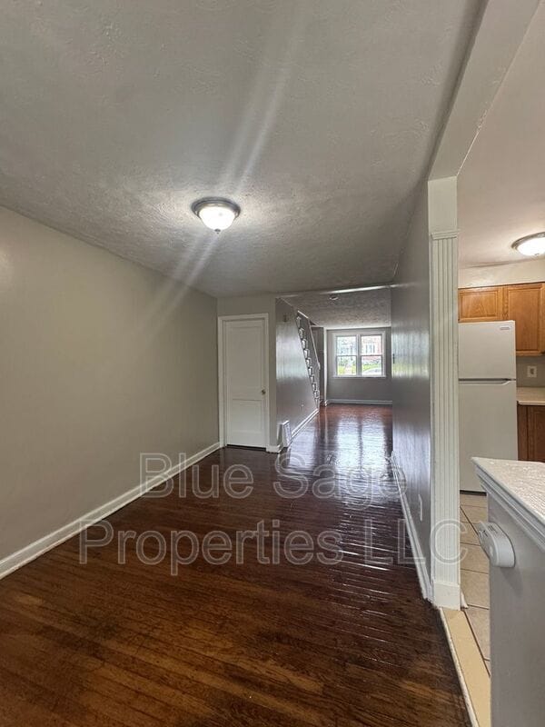 Building Photo - 554 S 4th St