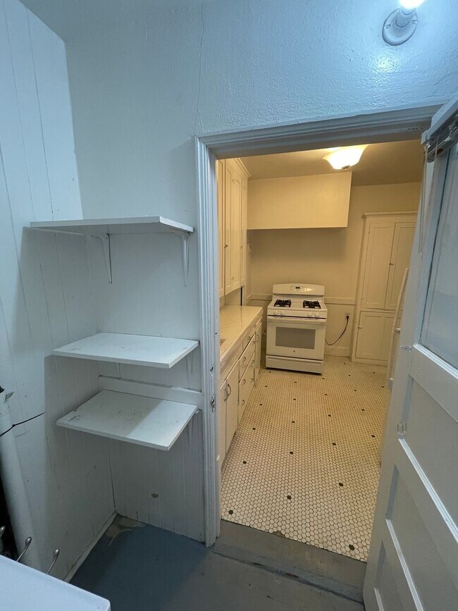 Building Photo - Charming one-bed, one-bath apartment in Midtown