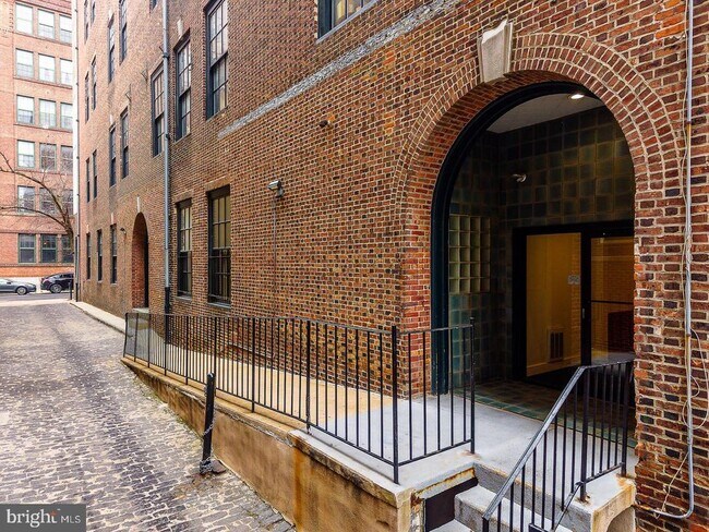 Building Photo - 303 Vine St