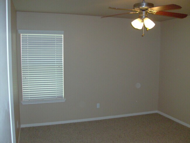Building Photo - Beautiful 3 bed/2 bath Duplex off of Bunny Trail