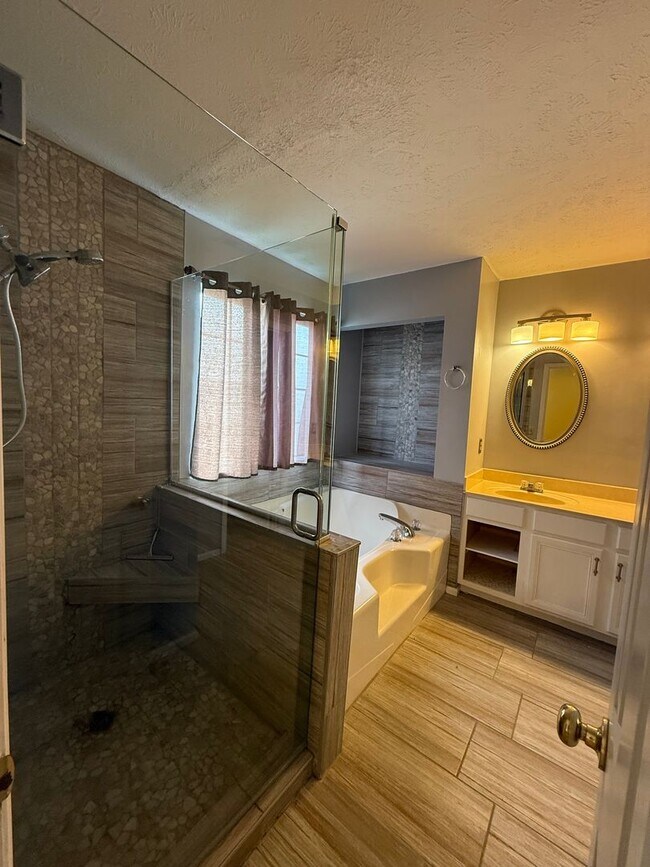 Building Photo - Charming Open-Concept Home in LaVergne