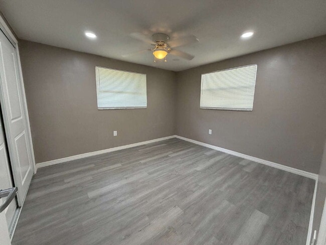 Building Photo - "Charming 2-Bedroom Duplex Retreat in New Port Richey - Perfect for Cozy Living!"