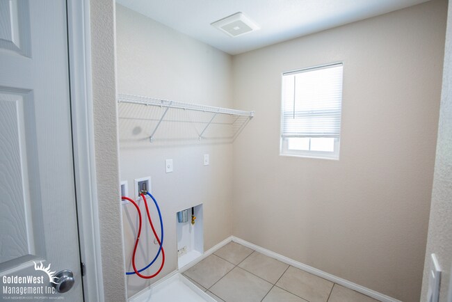 Building Photo - Modern 3Bdm 2.5Ba Two-Story Home in the De...