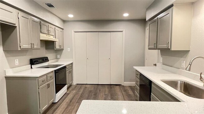 Building Photo - 3401 Dovecreek Dr