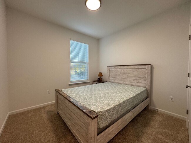 Building Photo - Modern 4 Bed 3.5 Bath Interior Townhome In...